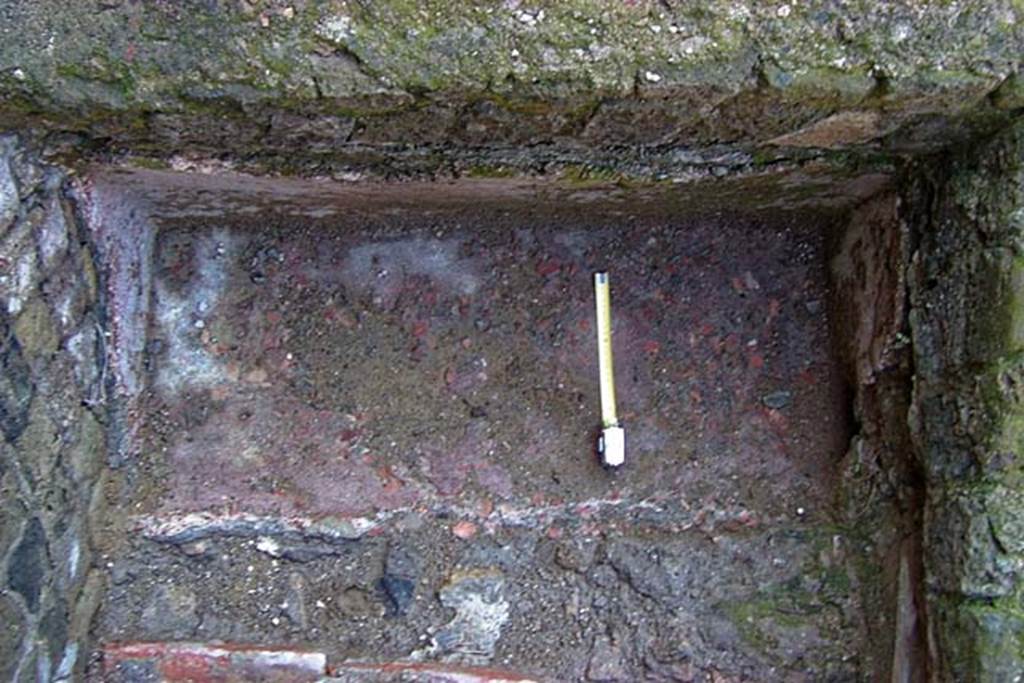 VI.30, Herculaneum. February 2003. Detail of vat/basin, looking east. Photo courtesy of Nicolas Monteix.